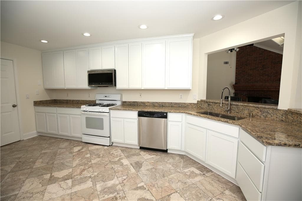 4 bedroom, 2 bathroom, 2,084 sq ft single family residence for sale at 3458 English Oaks Drive, Kennesaw, GA 30144 — photo 9
