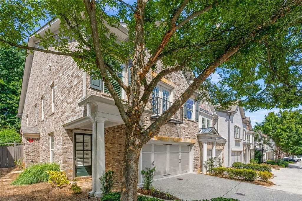 3 bedroom, 3 bathroom, 2,504 sq ft townhouse under contract at 205 Nottaway Lane, Alpharetta, GA 30009 — photo 3