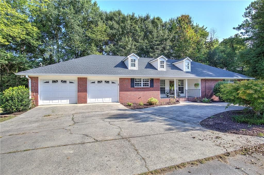 2 bedroom, 2 bathroom, 1,691 sq ft single family residence for sale at 9 1/2 Greenbriar Avenue, Cartersville, GA 30120