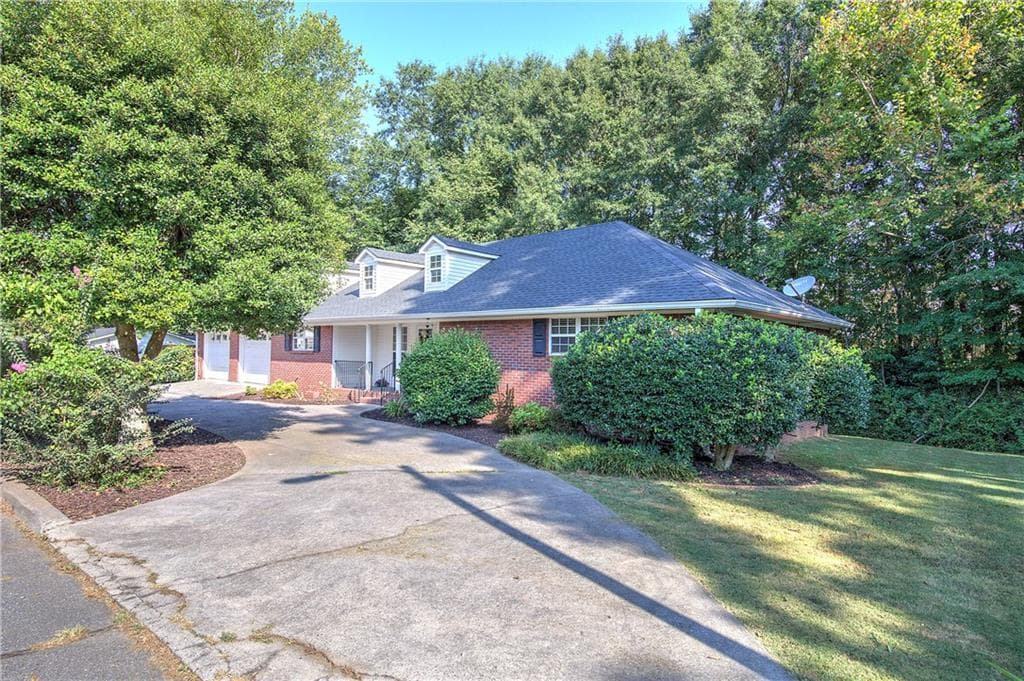 2 bedroom, 2 bathroom, 1,691 sq ft single family residence for sale at 9 1/2 Greenbriar Avenue, Cartersville, GA 30120 — photo 2