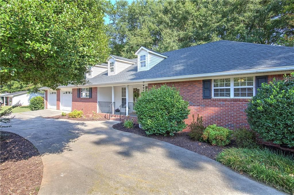 2 bedroom, 2 bathroom, 1,691 sq ft single family residence for sale at 9 1/2 Greenbriar Avenue, Cartersville, GA 30120 — photo 3