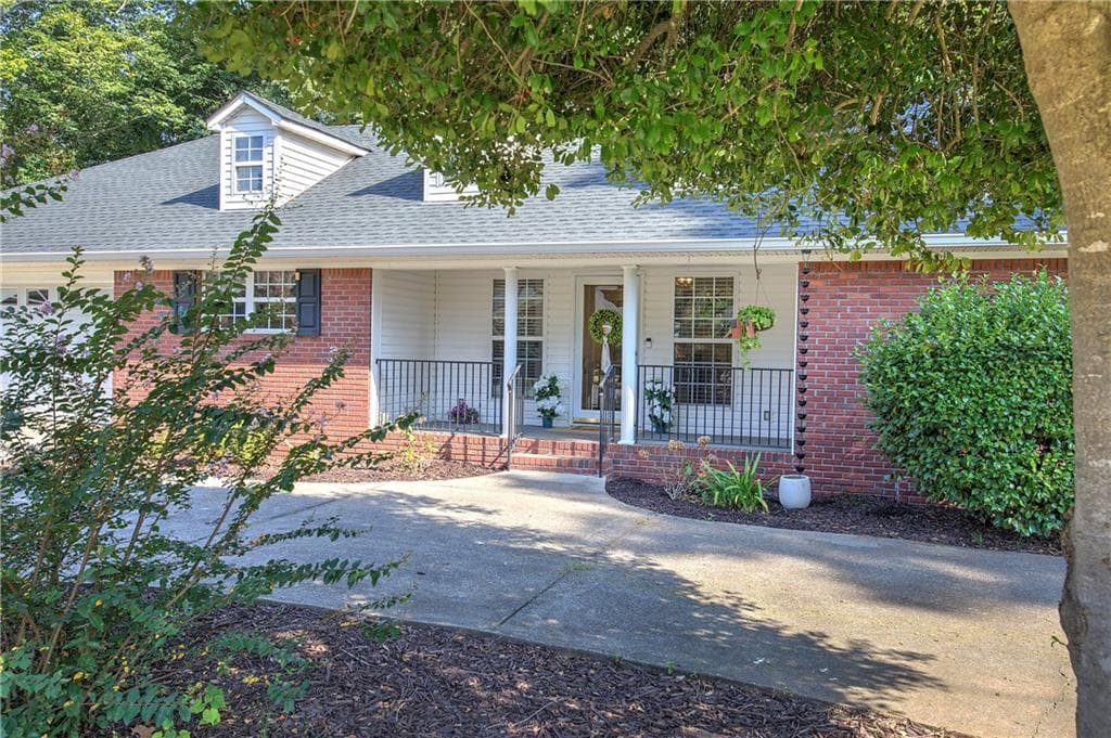 2 bedroom, 2 bathroom, 1,691 sq ft single family residence for sale at 9 1/2 Greenbriar Avenue, Cartersville, GA 30120 — photo 4