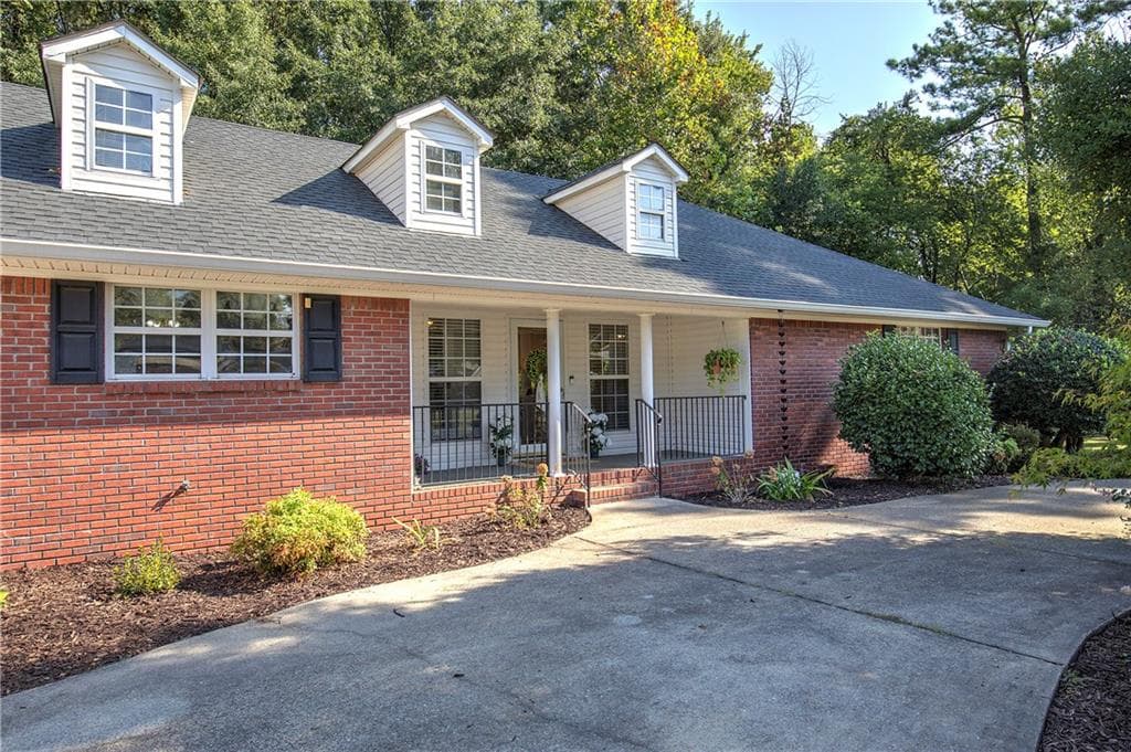 2 bedroom, 2 bathroom, 1,691 sq ft single family residence for sale at 9 1/2 Greenbriar Avenue, Cartersville, GA 30120 — photo 5