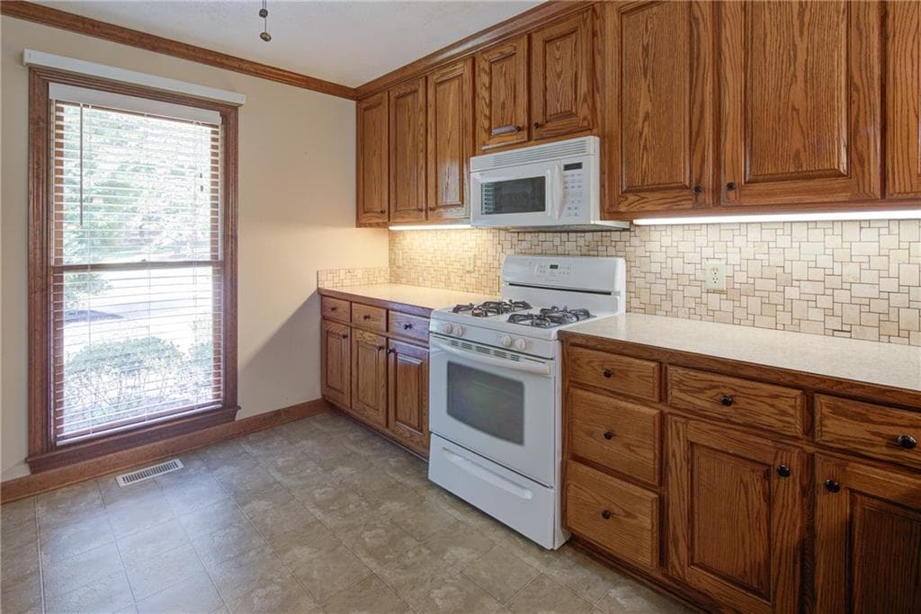 4 bedroom, 4 bathroom, 4,128 sq ft single family residence under contract at 111 Henderson Lake Drive, Canton, GA 30115 — photo 4