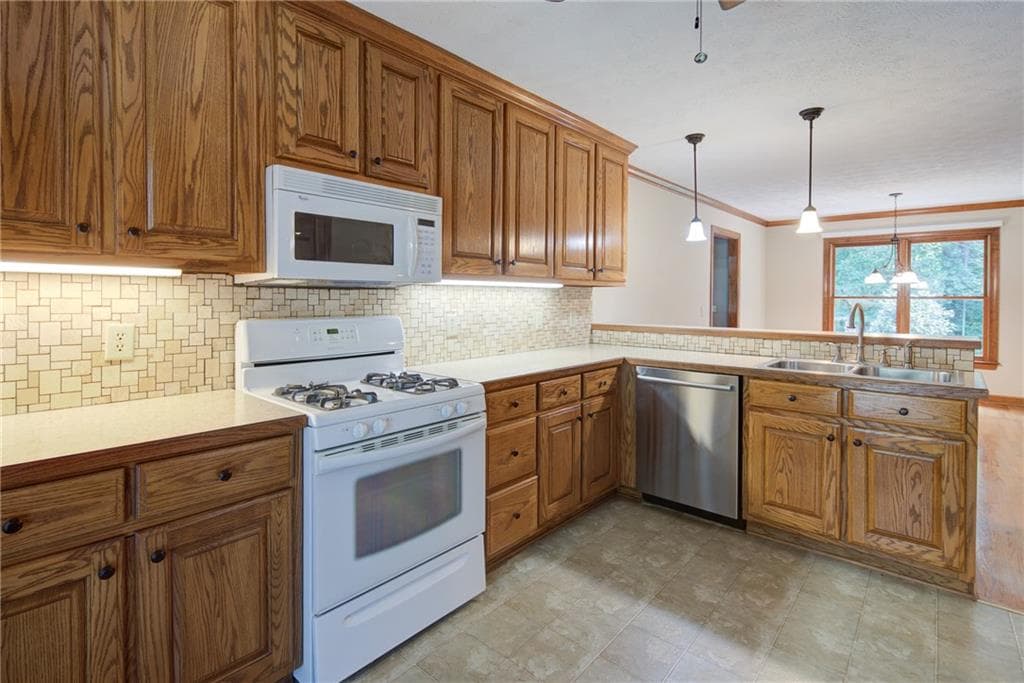 4 bedroom, 4 bathroom, 4,128 sq ft single family residence under contract at 111 Henderson Lake Drive, Canton, GA 30115 — photo 5