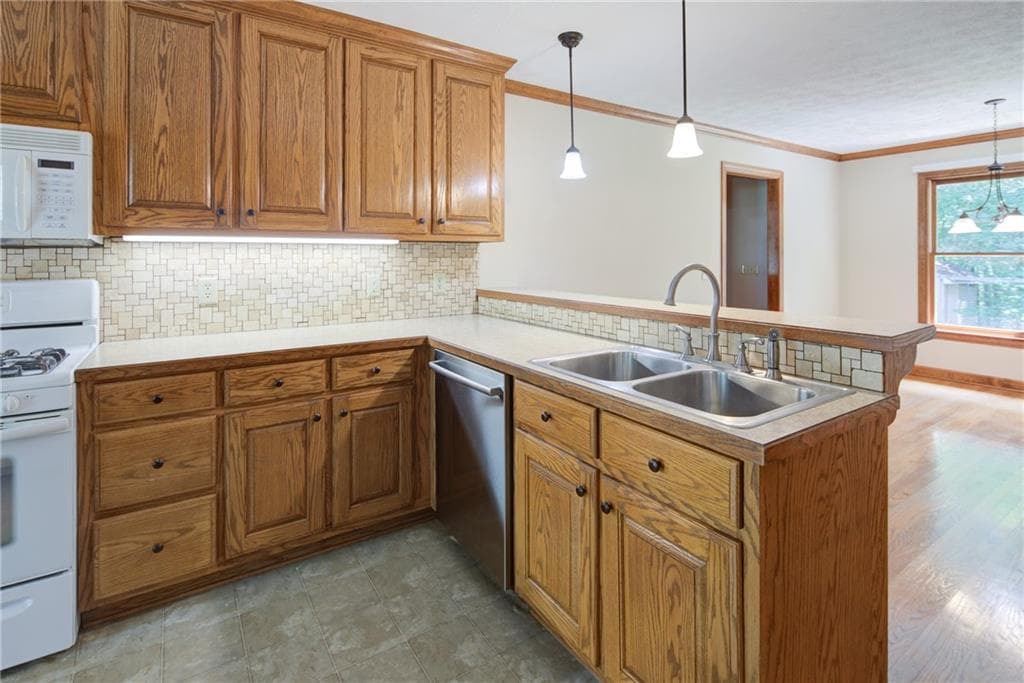 4 bedroom, 4 bathroom, 4,128 sq ft single family residence under contract at 111 Henderson Lake Drive, Canton, GA 30115 — photo 6