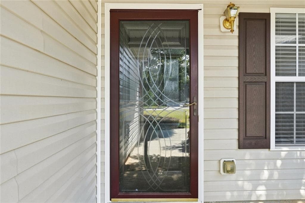 3 bedroom, 2 bathroom, 1,825 sq ft single family residence under contract at 4293 Parks Ridge Drive, Snellville, GA 30039 — photo 3
