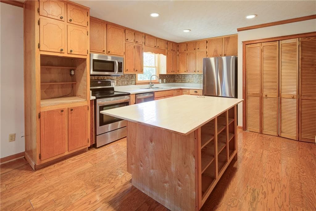 3 bedroom, 2 bathroom, 2,538 sq ft single family residence under contract at 120 Windy Hill Drive, Alpharetta, GA 30004 — photo 4