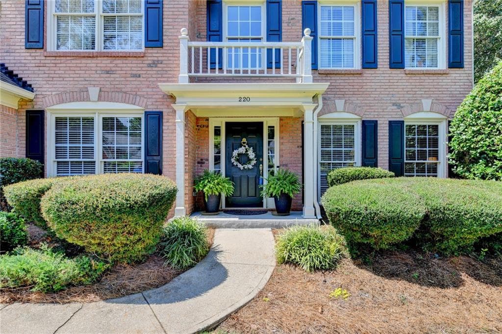 4 bedroom, 3 bathroom, 2,712 sq ft single family residence under contract at 220 Ganton Court, Johns Creek, GA 30097 — photo 3