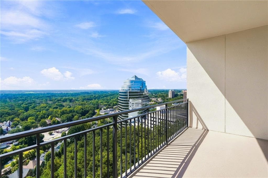 2 bedroom, 3 bathroom, 1,829 sq ft condominium under contract at 2950 Mount Wilkinson Parkway 1012, Atlanta, GA 30339 — photo 5