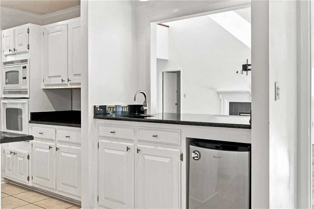 3 bedroom, 3 bathroom, 3,216 sq ft single family residence for sale at 715 LAKE TOP Way, Roswell, GA 30076 — photo 8