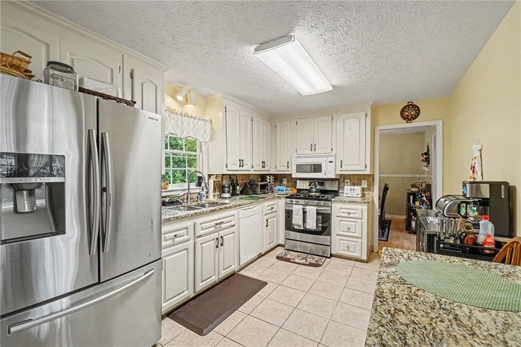 4 bedroom, 3 bathroom, 2,463 sq ft single family residence for sale at 1030 Queensbury Run, Acworth, GA 30102 — photo 4