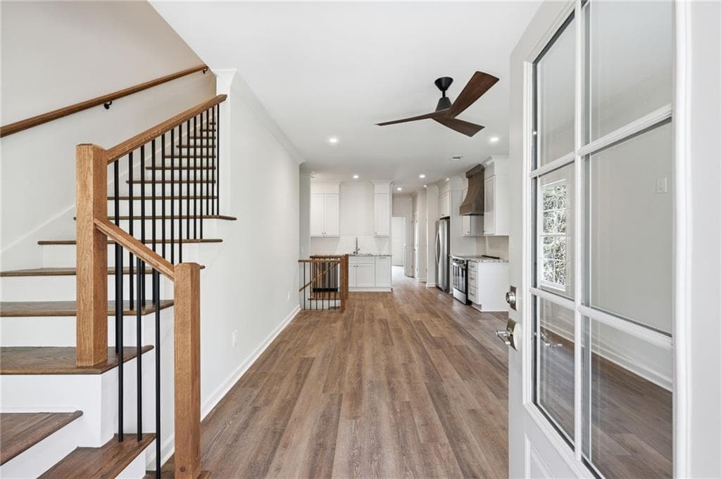 3 bedroom, 3 bathroom, 1,584 sq ft townhouse for sale at 1123 Riverside Terrace, Gainesville, GA 30501 — photo 1 of 34