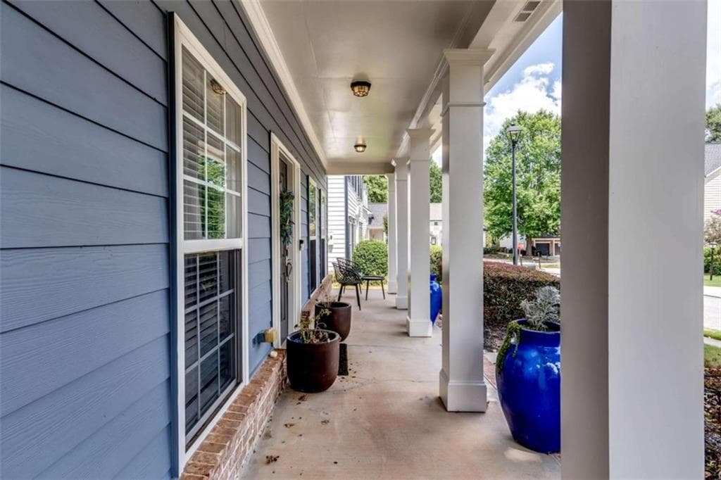 4 bedroom, 3 bathroom, 2,396 sq ft single family residence under contract at 624 Lantern Park Lane, Scottdale, GA 30079 — photo 2