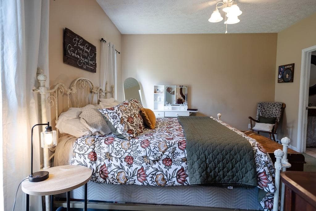 3 bedroom, 3 bathroom, 2,046 sq ft single family residence for sale at 3 Ashley Oaks Lane, Newnan, GA 30263 — photo 2