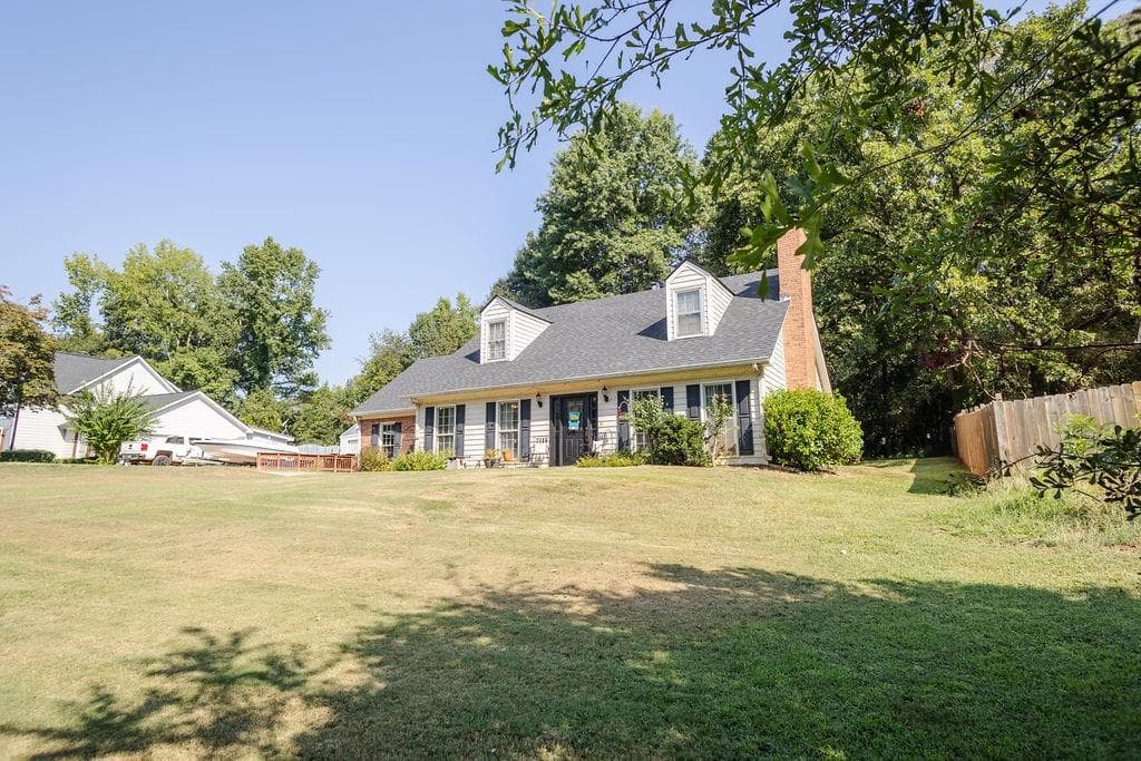 3 bedroom, 3 bathroom, 2,046 sq ft single family residence for sale at 3 Ashley Oaks Lane, Newnan, GA 30263