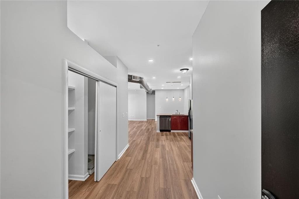 2 bedroom, 2 bathroom, 1,223 sq ft condominium under contract at 5300 Peachtree Road 1111, Chamblee, GA 30341 — photo 2