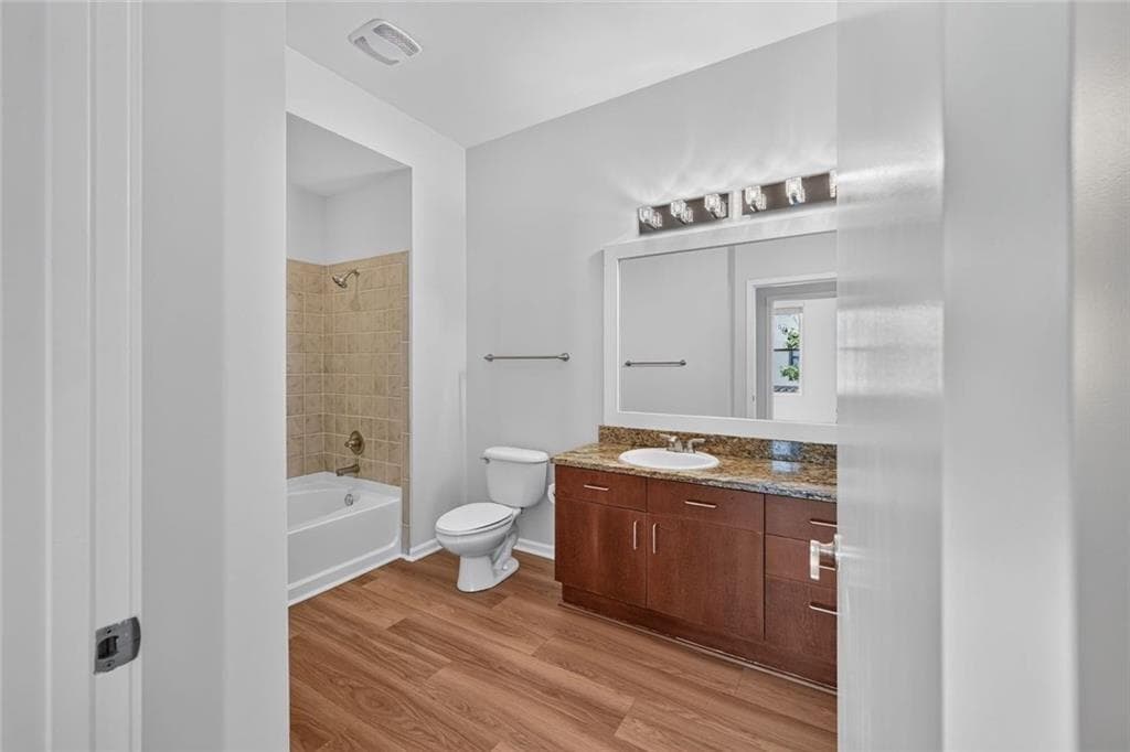 2 bedroom, 2 bathroom, 1,223 sq ft condominium under contract at 5300 Peachtree Road 1111, Chamblee, GA 30341 — photo 8