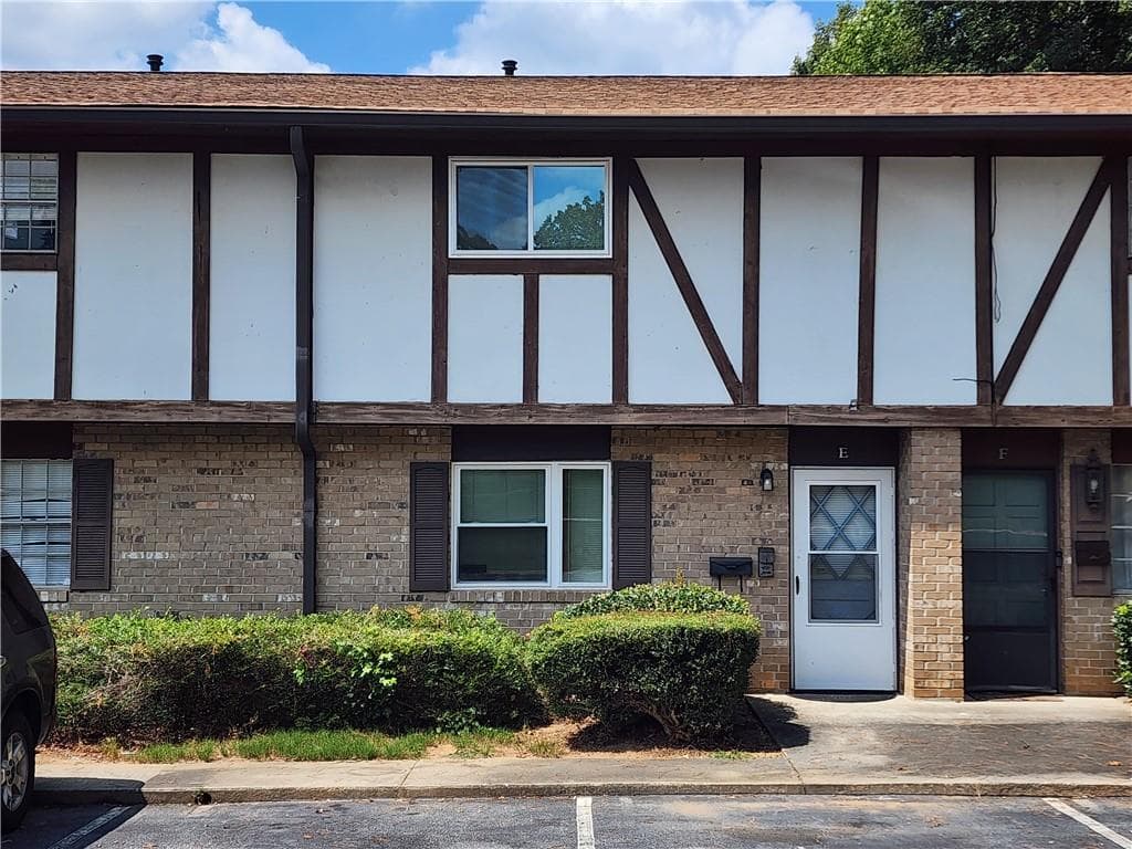 2 bedroom, 2 bathroom, 1,180 sq ft condominium for sale at 2952 N Dekalb Drive E, Atlanta, GA 30340 — photo 1 of 30