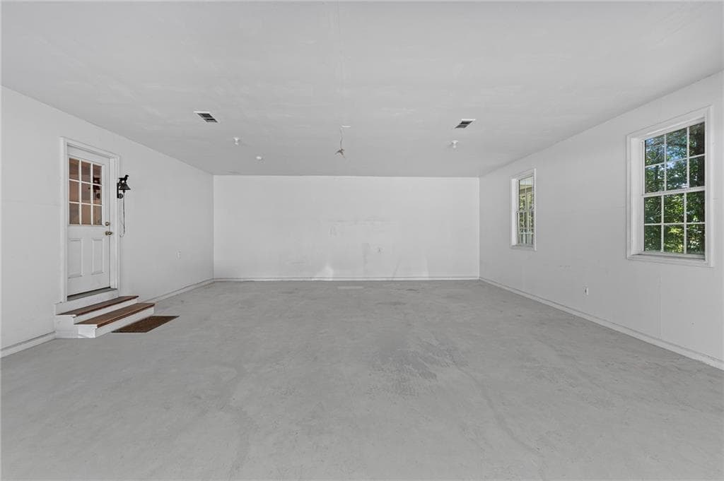 3 bedroom, 2 bathroom, 1,736 sq ft single family residence under contract at 370 Jordan Road, Ball Ground, GA 30107 — photo 3