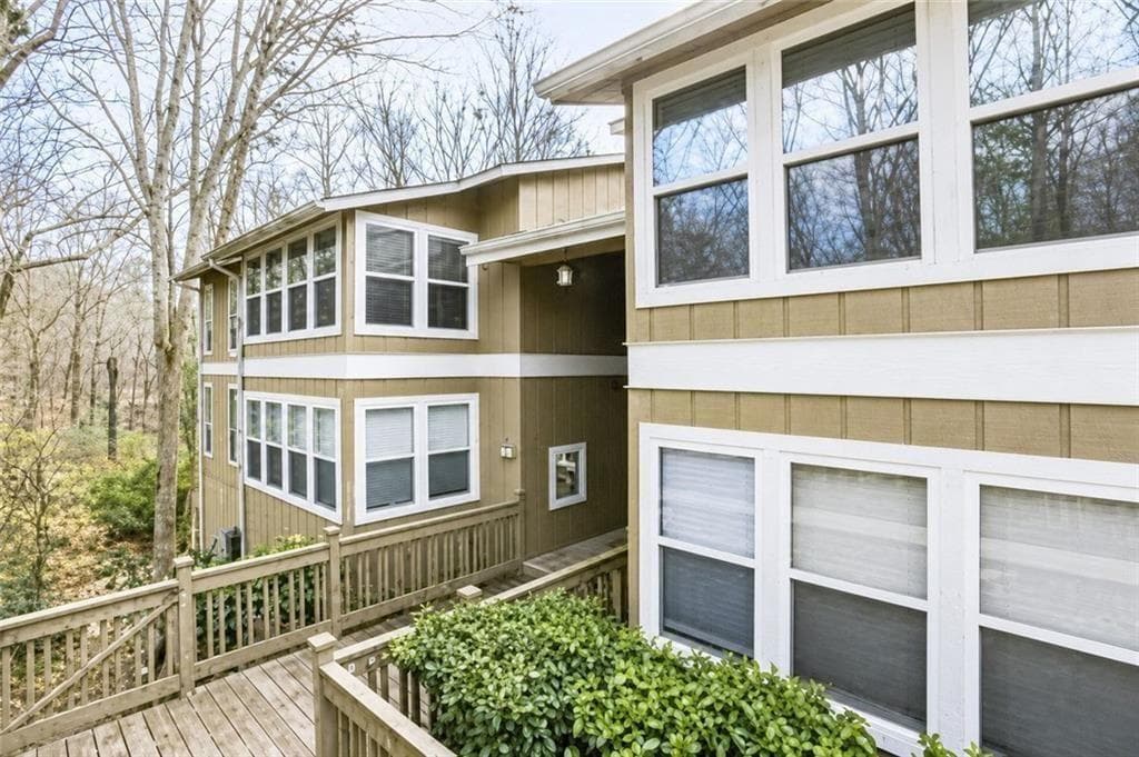 2 bedroom, 2 bathroom, 1,064 sq ft condominium for sale at 5151 Roswell 7, Atlanta, GA 30342 — photo 1 of 22