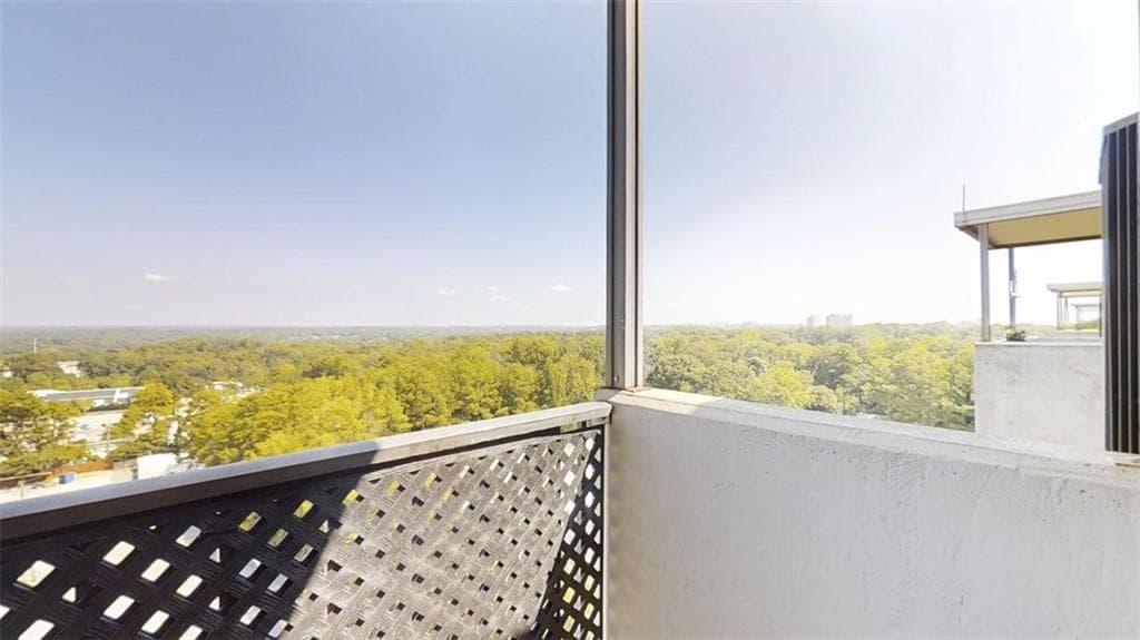 1 bedroom, 1 bathroom, 760 sq ft condominium under contract at 300 Johnson Ferry Road B1003, Sandy Springs, GA 30328 — photo 3