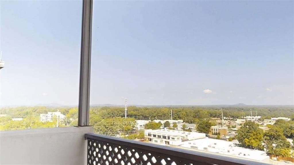 1 bedroom, 1 bathroom, 760 sq ft condominium under contract at 300 Johnson Ferry Road B1003, Sandy Springs, GA 30328 — photo 4