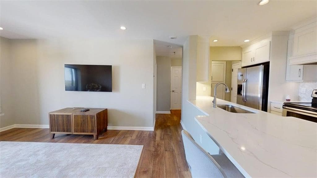 1 bedroom, 1 bathroom, 760 sq ft condominium under contract at 300 Johnson Ferry Road B1003, Sandy Springs, GA 30328 — photo 9