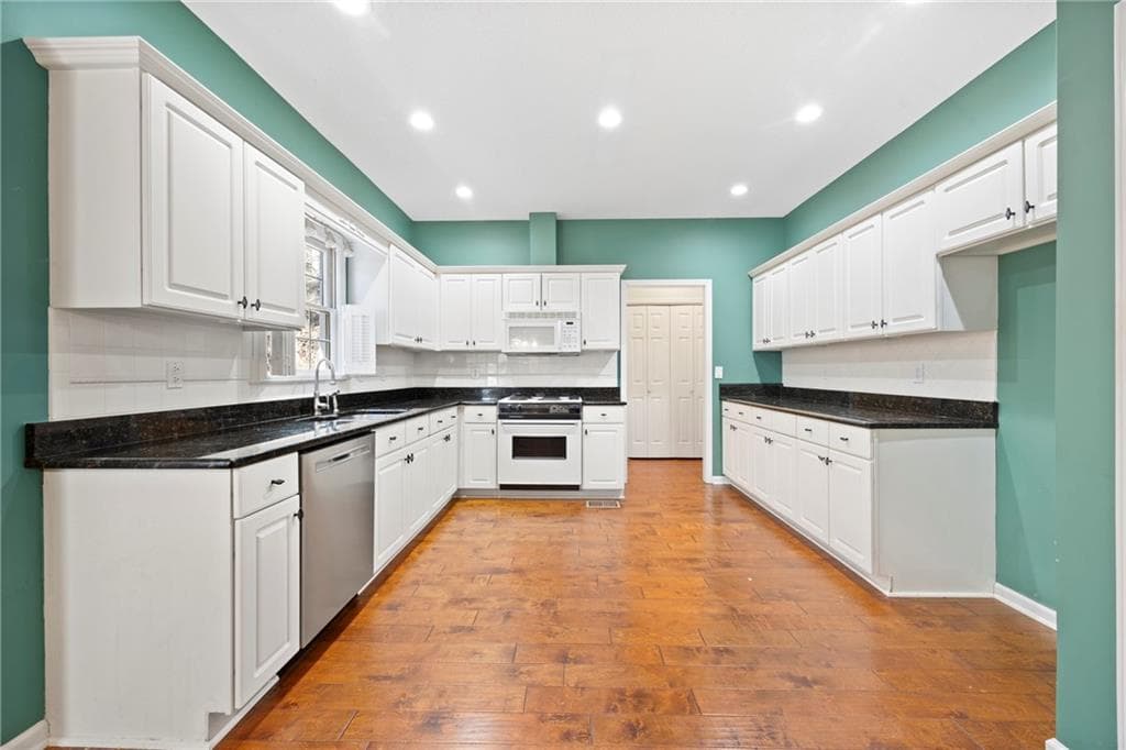 4 bedroom, 3 bathroom, 2,494 sq ft single family residence for sale at 165 Redspire Lane, Fayetteville, GA 30215 — photo 6