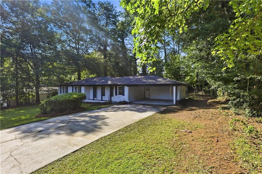 3 bedroom, 2 bathroom, 1,764 sq ft single family residence under contract at 169 Robinhood Drive, Newnan, GA 30263 — photo 3