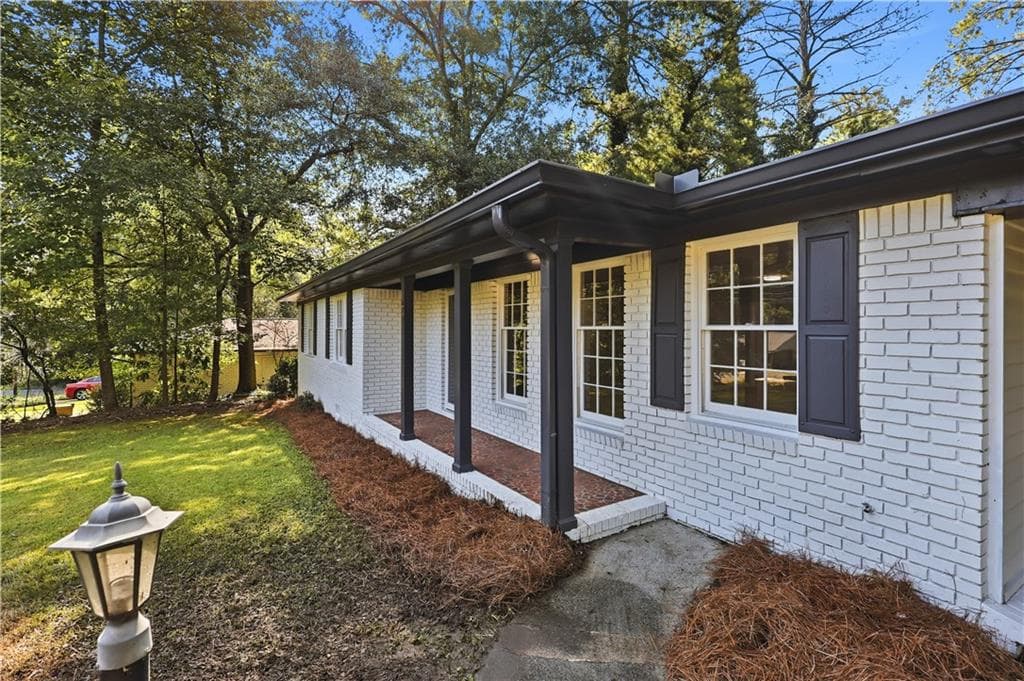 3 bedroom, 2 bathroom, 1,764 sq ft single family residence under contract at 169 Robinhood Drive, Newnan, GA 30263 — photo 6