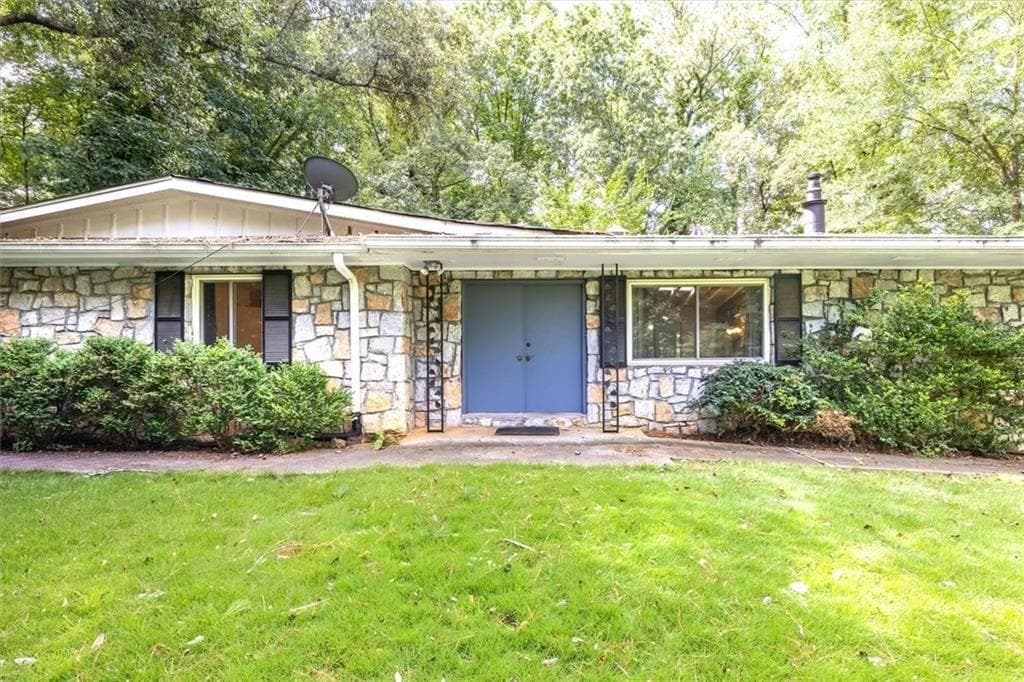 3 bedroom, 2 bathroom, 1,941 sq ft single family residence under contract at 2619 Andover Drive, Atlanta, GA 30360 — photo 2