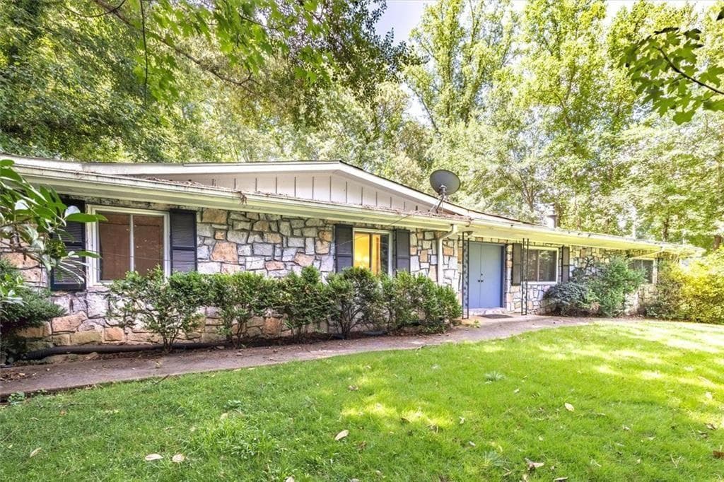 3 bedroom, 2 bathroom, 1,941 sq ft single family residence under contract at 2619 Andover Drive, Atlanta, GA 30360 — photo 3