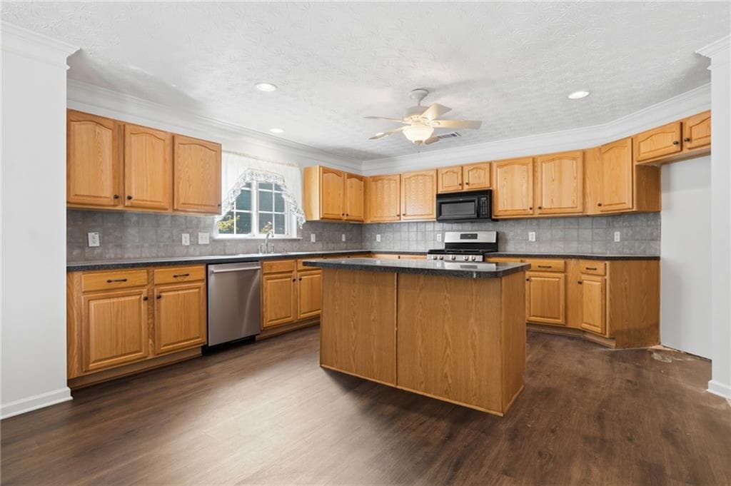 3 bedroom, 2 bathroom, 2,161 sq ft single family residence for sale at 140 Magnolia Creek Drive, Canton, GA 30115 — photo 8