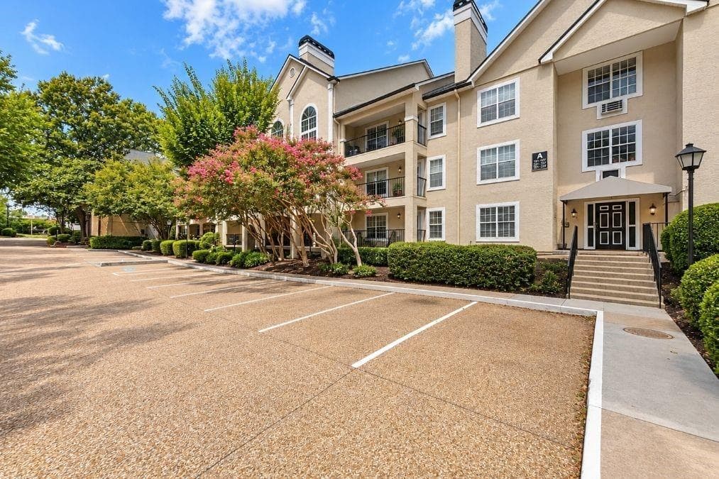 1 bedroom, 1 bathroom, 696 sq ft condominium for rent at 3655 Habersham Road 131, Atlanta, GA 30305 for $1,375 a month — photo 4