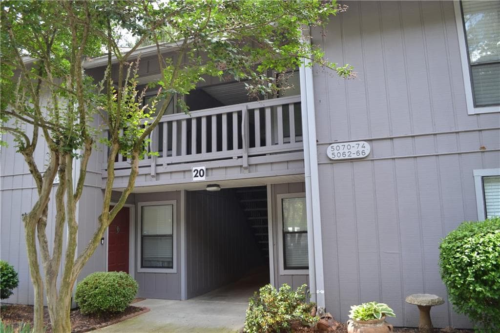 2 bedroom, 2 bathroom, 1,182 sq ft condominium for sale at 5066 Woodridge Way, Tucker, GA 30084 — photo 2