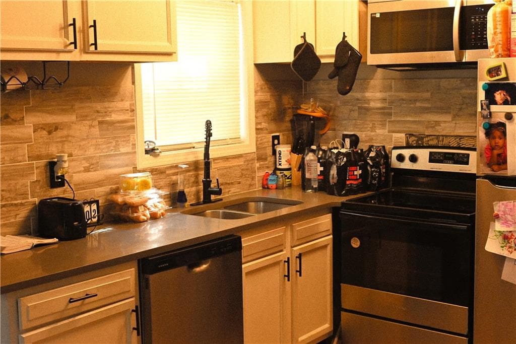 6 bedroom, 6 bathroom, 2,928 sq ft townhouse for sale at 6189 E Strickland Street, Douglasville, GA 30134 — photo 3