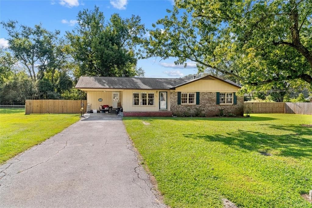 3 bedroom, 2 bathroom, 1,377 sq ft single family residence for sale at 123 Donna Street, Calhoun, GA 30701 — photo 2