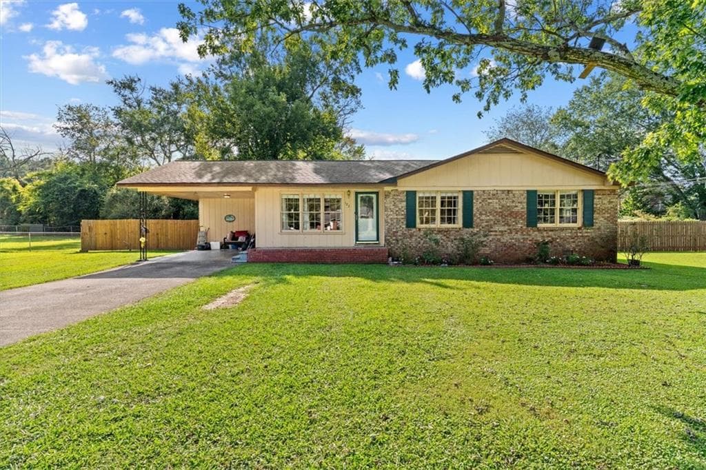 3 bedroom, 2 bathroom, 1,377 sq ft single family residence for sale at 123 Donna Street, Calhoun, GA 30701 — photo 3