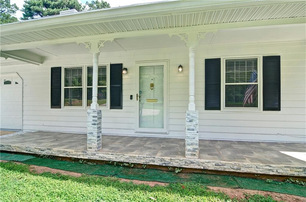 3 bedroom, 2 bathroom, 1,154 sq ft single family residence for rent at 6428 Paradise Point Road, Flowery Branch, GA 30542 for $2,200 a month — photo 2