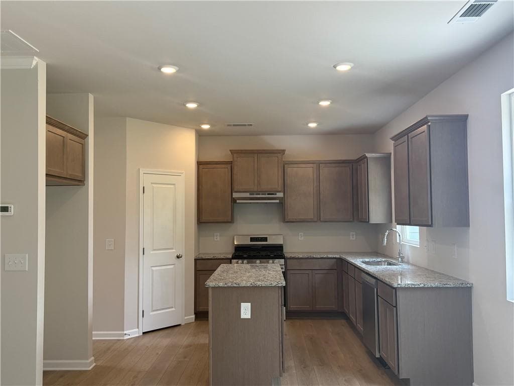 4 bedroom, 3 bathroom, 2,024 sq ft single family residence under contract at 4134 Eberly Way, Flowery Branch, GA 30542 — photo 8