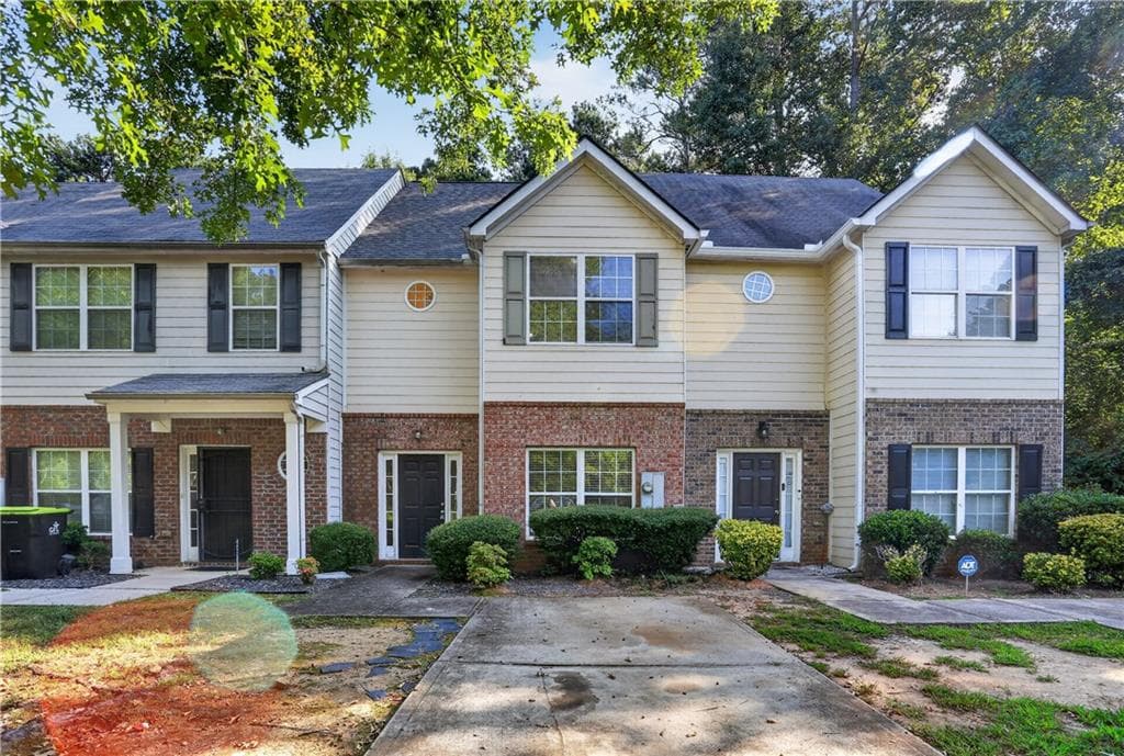 3 bedroom, 3 bathroom, 1,528 sq ft townhouse for sale at 213 Brookview Drive, Riverdale, GA 30274