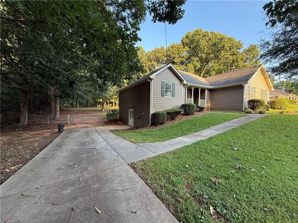 3 bedroom, 2 bathroom, 1,448 sq ft single family residence under contract at 330 Fox Meadow Drive, Covington, GA 30016 — photo 3