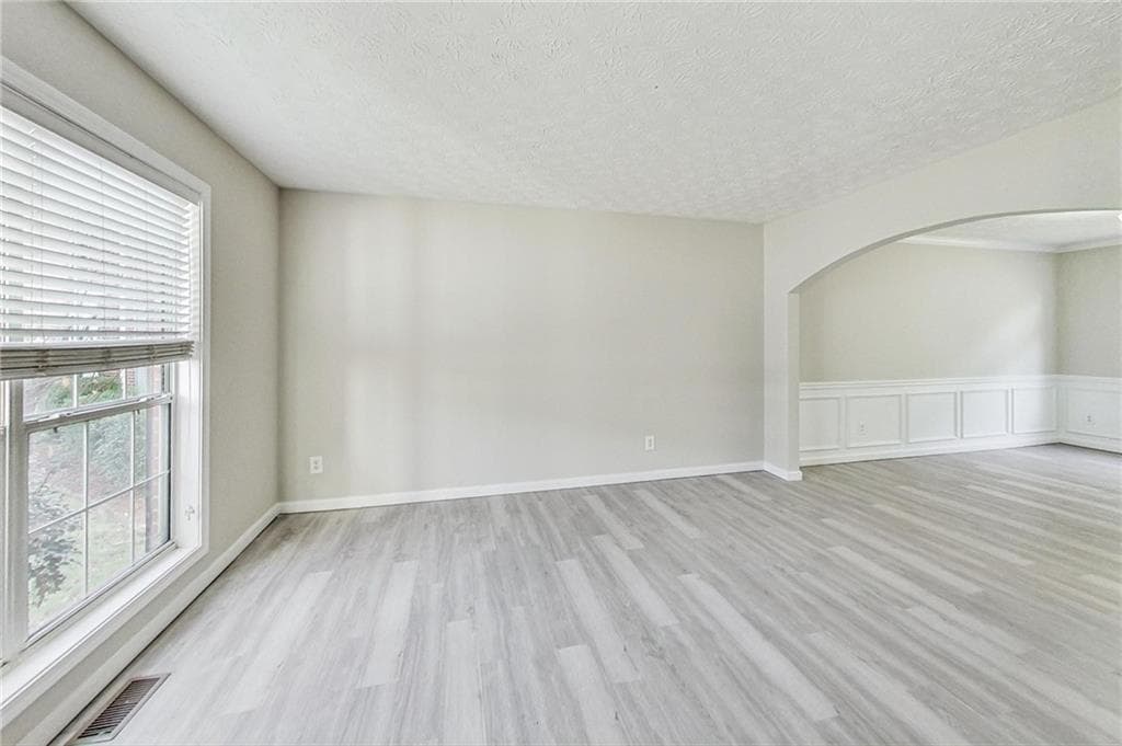 4 bedroom, 3 bathroom, 2,530 sq ft single family residence for rent at 326 Canterbury Place Drive, Suwanee, GA 30024 for $3,000 a month — photo 3