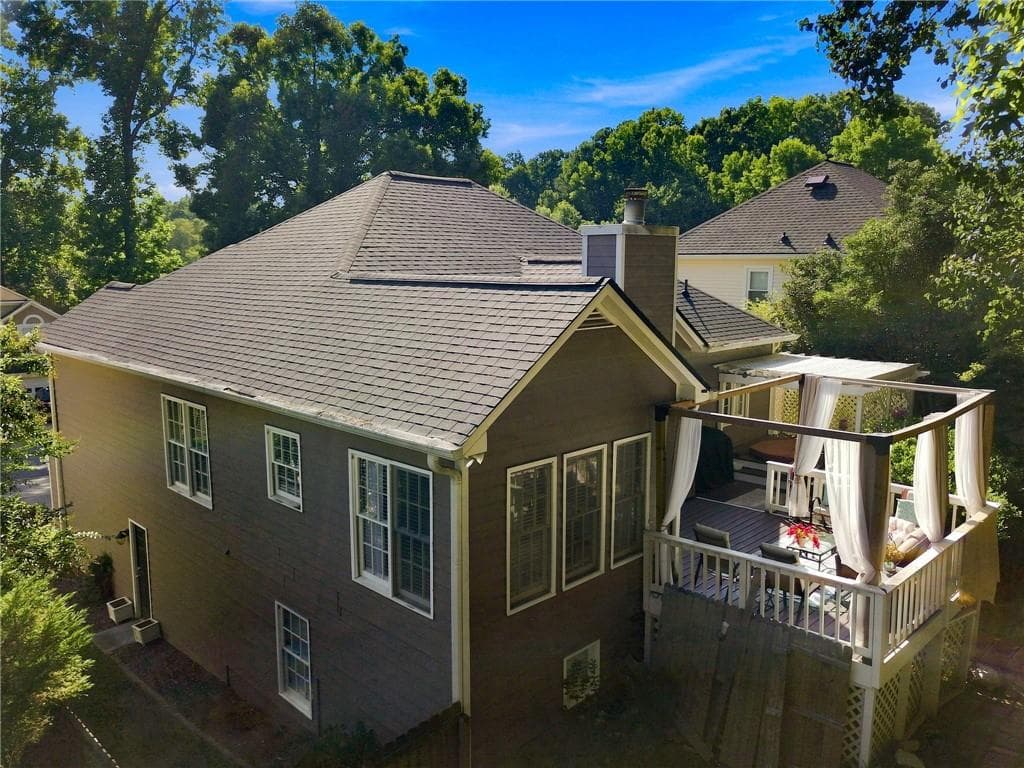 4 bedroom, 3 bathroom, 2,300 sq ft single family residence for sale at 8965 Club River Drive, Roswell, GA 30076 — photo 2
