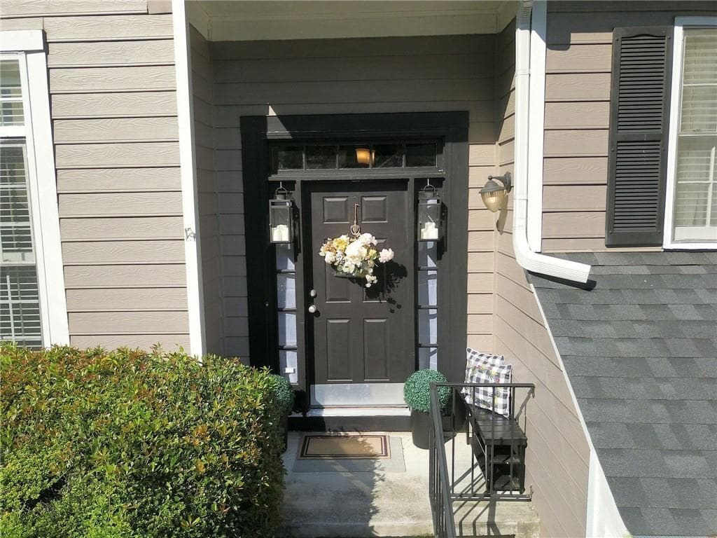 4 bedroom, 3 bathroom, 2,300 sq ft single family residence for sale at 8965 Club River Drive, Roswell, GA 30076 — photo 3