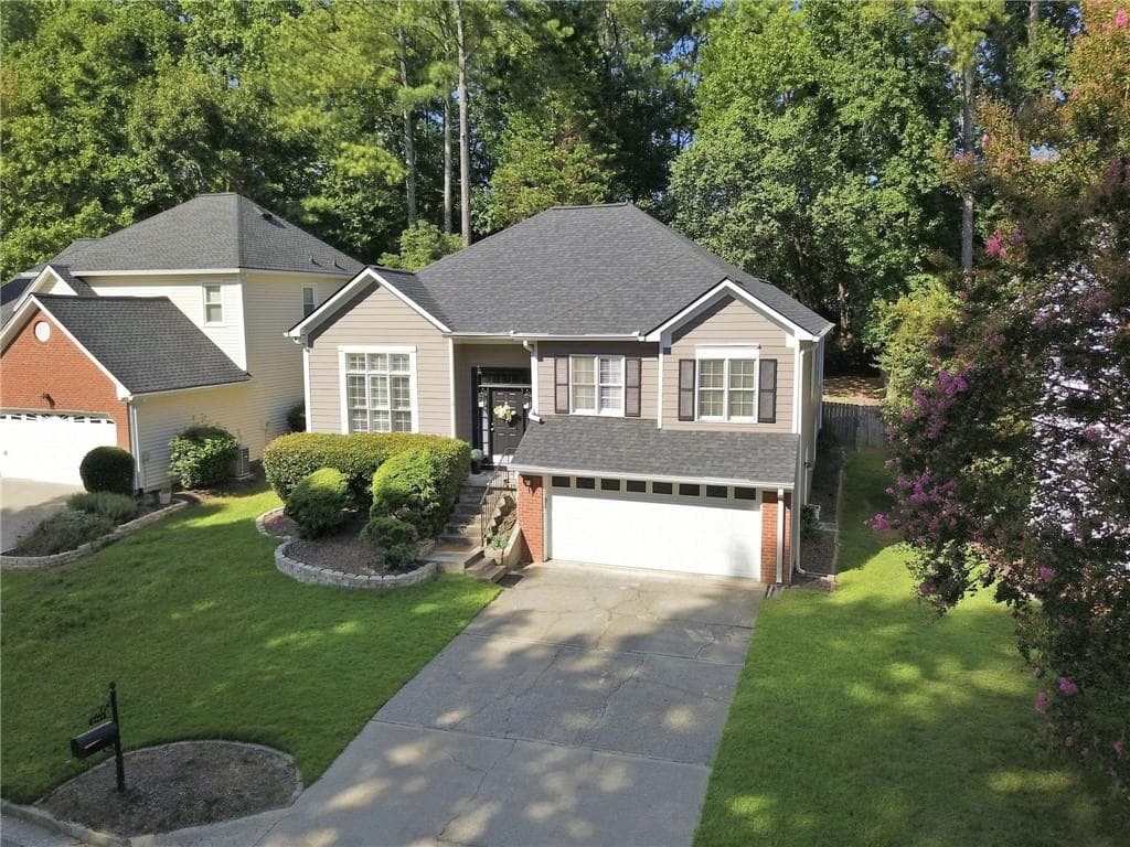 4 bedroom, 3 bathroom, 2,300 sq ft single family residence for sale at 8965 Club River Drive, Roswell, GA 30076 — photo 4