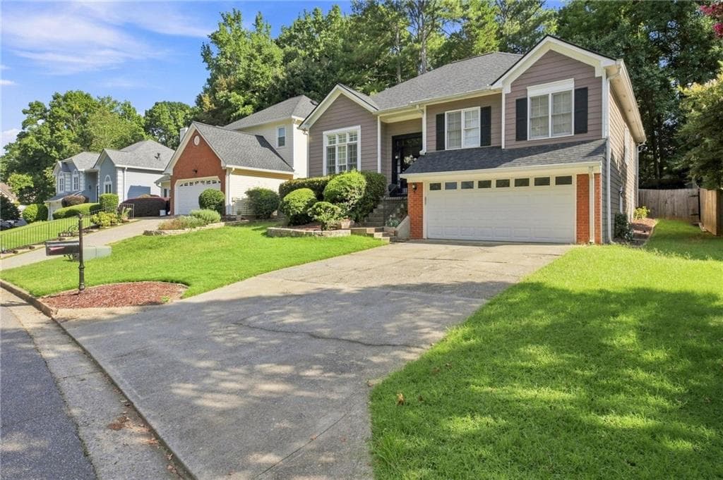 4 bedroom, 3 bathroom, 2,300 sq ft single family residence for sale at 8965 Club River Drive, Roswell, GA 30076 — photo 5