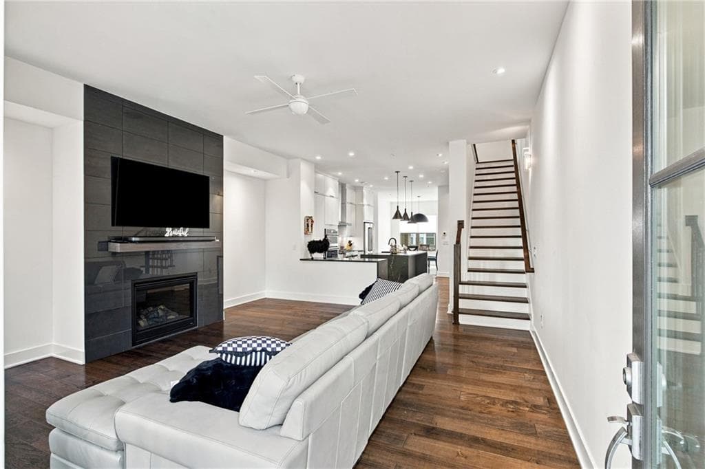 3 bedroom, 4 bathroom, 2,412 sq ft townhouse for rent at 3573 Parkside Way, Atlanta, GA 30319 for $4,900 a month — photo 2