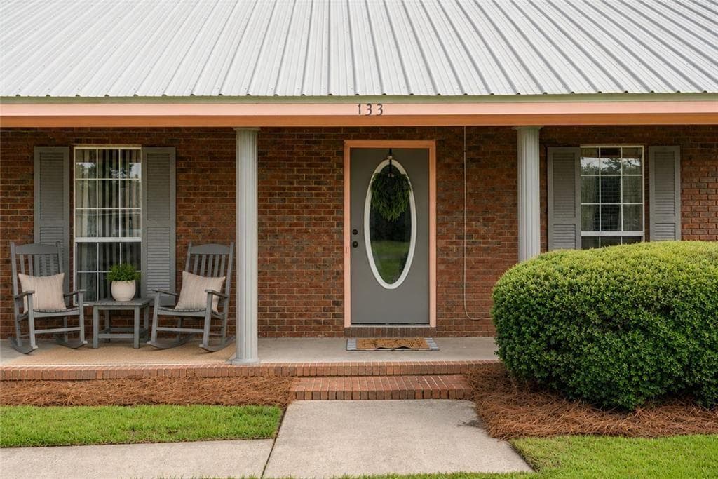 4 bedroom, 2 bathroom single family residence under contract at 133 English Street, Douglas, GA 31535 — photo 2
